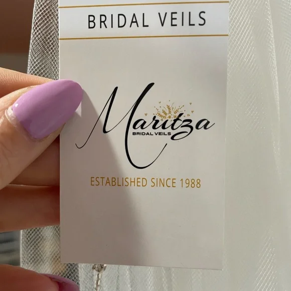 Elegant White Bridal Veil - Picture 5 of 6